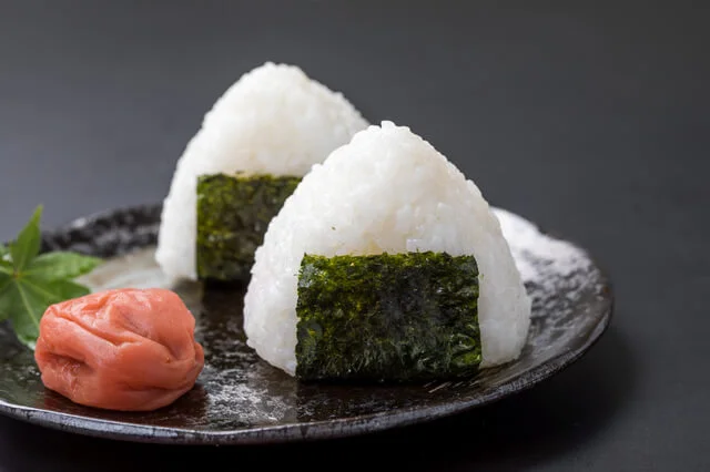 Umeboshi Onigiri (梅干しおにぎり - ryżowe kuleczki z nadzieniem ze śliwek)